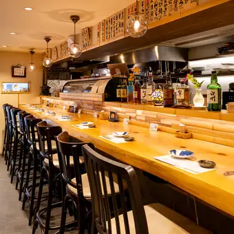 Our warm and inviting counter seating offers a relaxing atmosphere.Therefore, it's perfect for treating yourself to a drink after work, or for entertaining important clients or enjoying a meal.Please enjoy our restaurant's proud selection of seafood and alcoholic beverages to your heart's content.