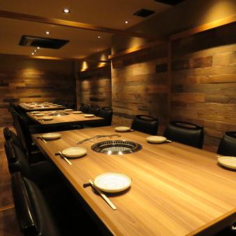 Private rooms with table seats for 11 to 25 people are also available.
