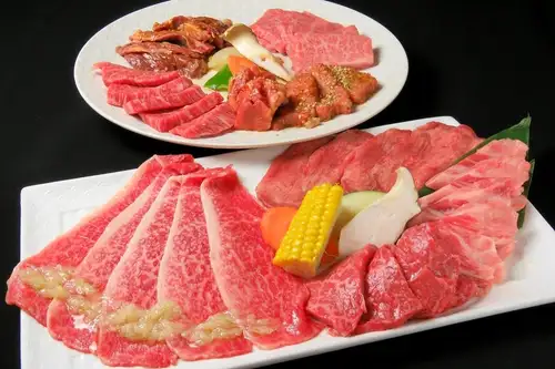 【经理推荐!】肉田必尝五种肉拼盘:每人2,398日元(含税)。另有肉田完美八种肉拼盘可供选择,种类丰富!