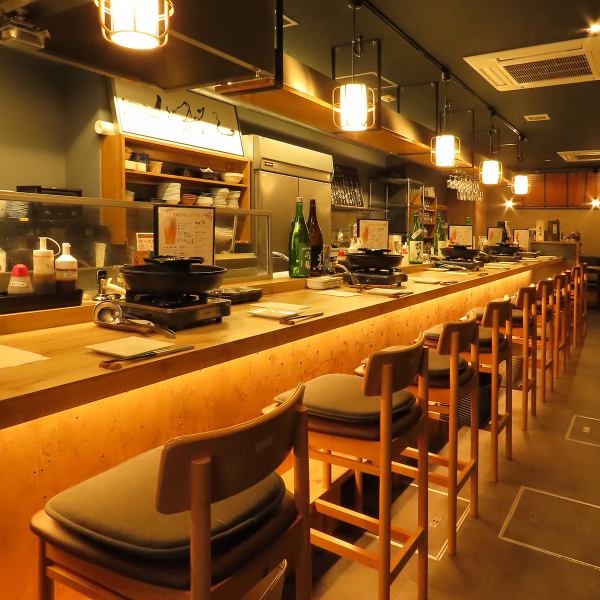木の温もりを感じるシックで落ちついたな店内でごゆっくりとお食事をお愉しみいただけます。人数に合わせテーブル、カウンター席をご用意しております。