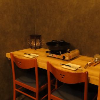 【プライベートなご利用に】ご友人とのお食事や、大切な方とのデートや記念日などにピッタリ♪2名様でご利用いただけるテーブル席で、ゆったりとお過ごしいただけます。