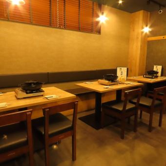 【テーブル席】4名様でご利用いただけるテーブル席をご用意しております。小規模の宴会や、ご友人やご家族とのお集まり・女子会などに、お気軽にご利用いただけます。