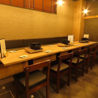 【連結可能なテーブル席】店内のテーブル席を連結させる事で、ご利用の人数やシーンに合わせた、席の配置に対応いたします◎ぜひお気軽にお問い合わせください。