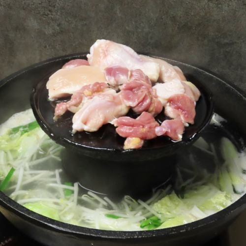 구이장과 냄비가 일체화된 특제의 냄비로 닭의 맛을 한 방울이나 놓치지 않고 맛볼 수 있습니다