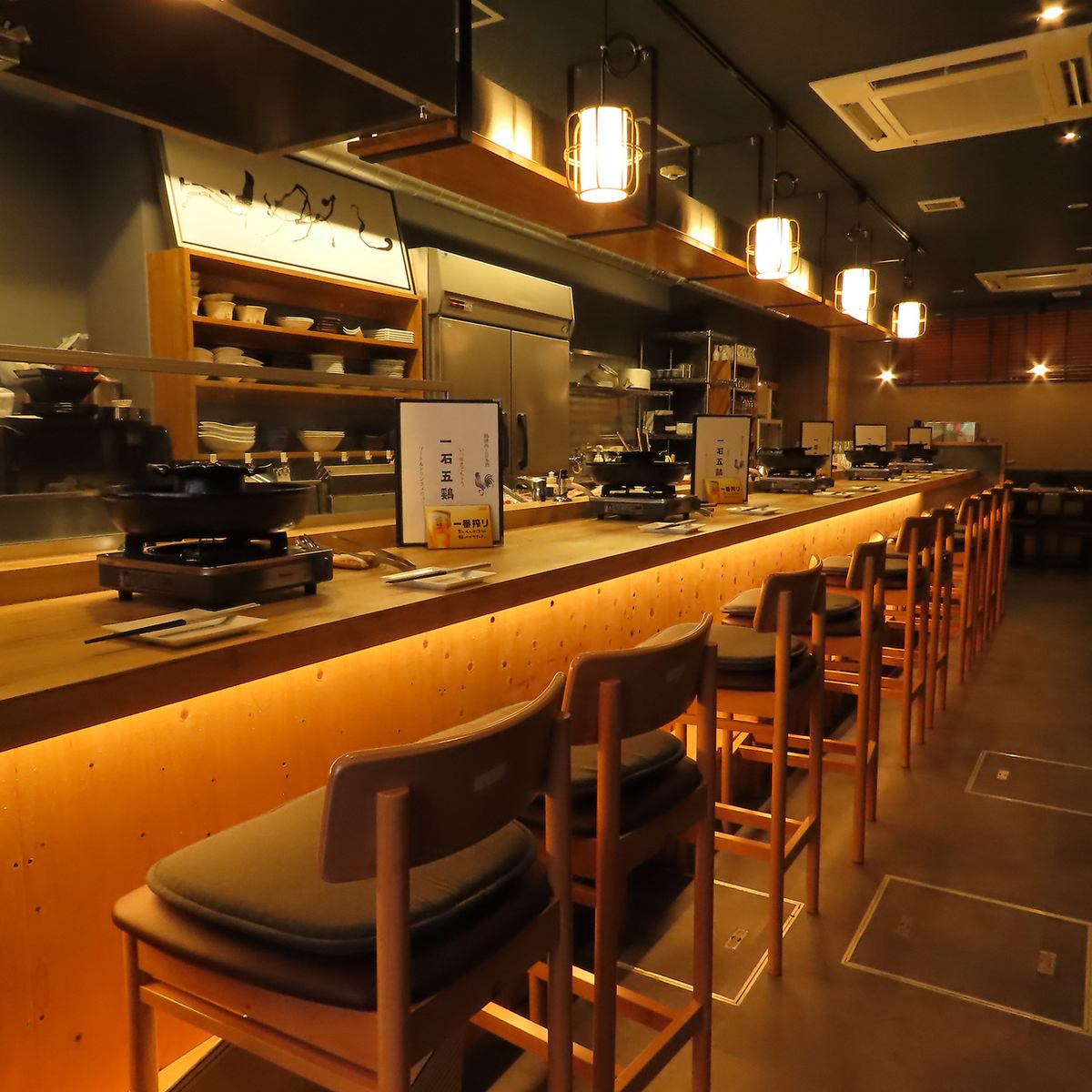 木の温もりを感じるシックで落ちついたな店内でごゆっくりと。