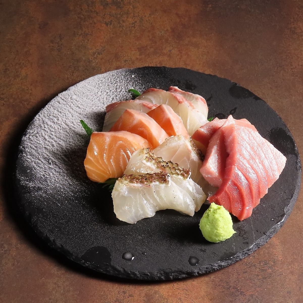 市場直送！その日の朝獲れの鮮魚のみを使用した旬が味わえる刺身