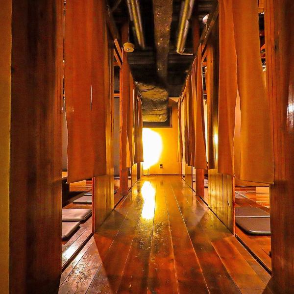 温かな照明に照らされた落ち着きある和空間は日々の疲れを忘れさせてくれます。ご家族、ご友人とのお食事や大事な会合、接待などにも最適な個室空間でございます。(仙台駅 個室 居酒屋 牛タン しゃぶしゃぶ 肉 鍋)