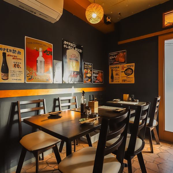 【広々テーブル席】宴会のお料理やドリンクが並んでも慌てる心配なく、お食事をお楽しみ頂けます。女子会・飲み会・ご家族でのお食事にもぴったり！旬素材にこだわって、季節によって替わる串揚げを囲んで楽しくワイワイ☆思わず笑みがこぼれ、昔話にも花が咲くこと間違いなし。お席の確保には、事前のご予約が確実です！