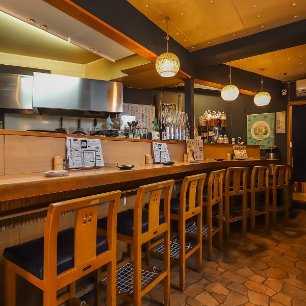 【カウンター席】仕事終わりのサク飲み・同僚との2軒目利用にもピッタリなお席。人目を気にせずに、いつでも気兼ねなくご利用頂けるのが魅力です！お食事デートにも重宝するお席としてひそかな人気も◎肩を並べてお気に入りのドリンクで乾杯、揚げ立てアツアツの串揚げをシェアすることで、心の距離もグッと近づきますよ♪