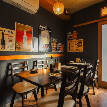 デートや気の合う友人との食事にぴったりの二人席。落ち着いた空間で、旬の串揚げやお酒をゆったり楽しめます。隣を気にせず会話も弾むので、串揚げとお酒を味わいながら、特別なひとときを過ごすのにおすすめです。