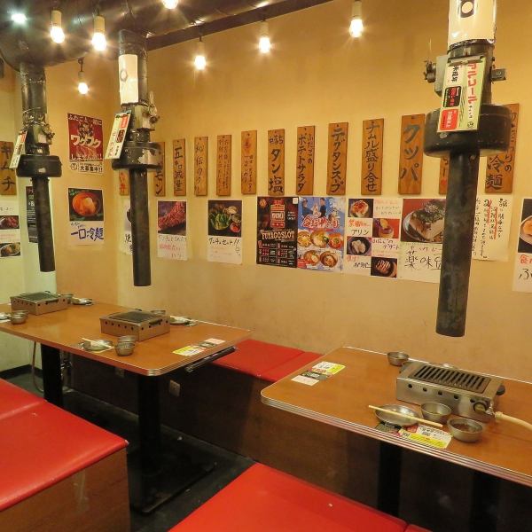 ふたごの店内はパイプいすと卓上のガスコンロという懐かしいテイスト。コンロはお店のコンセプトにこだわり廃盤のコンロを復刻したレア物！流れる音楽も2000年代J-POPで、どこか懐かしさが漂います。