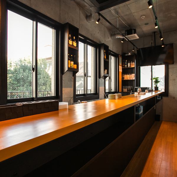 The store has large windows and an open feel.Unlike the image of a small standing bar, you can enjoy drinking in a spacious space.Especially in spring, it's a great place to enjoy a drink while looking at the cherry blossoms.Please spend a luxurious time while enjoying the outside scenery and modern atmosphere.