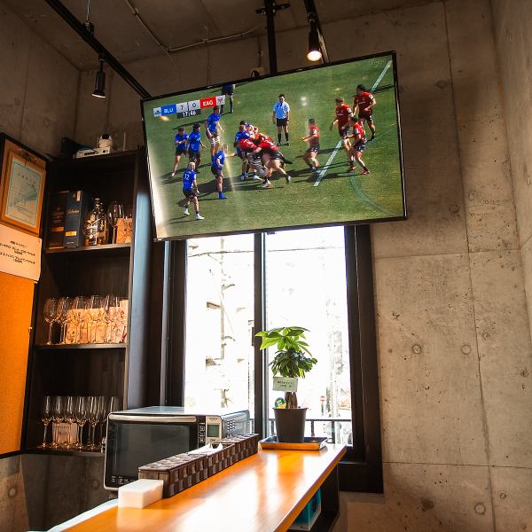 The monitors inside the store play videos of sports and events.You can enjoy it with your friends, lover, or customers you met in the store that day! We can play videos according to your wishes, so please feel free to let us know!