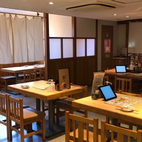 There are many tables that can seat 4 and 6 people inside the restaurant! It's not a private room, but it's partitioned so you can use it as if it were a semi-private room.Please choose a seat according to the usage scene and the number of people!