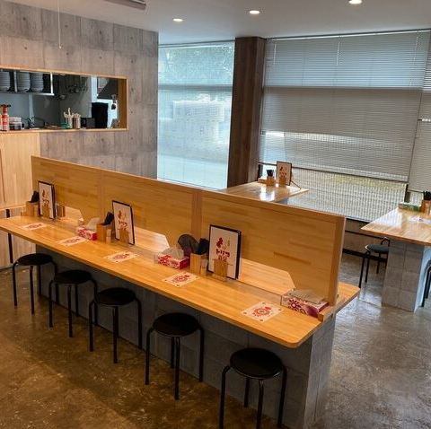 20名様以上からご予約可能です。最大30名様まで可。画像内の仕切り板は、取り外し可能で12名様予約も受付可能です。お気軽にお問合せください。