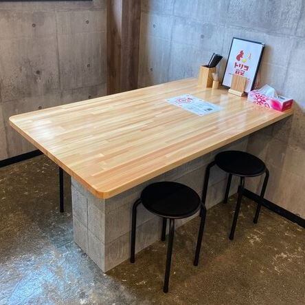 テーブル席は2名様~ご利用可能!広々とした店内でゆったりお食事をお楽しみください。会社宴会や、歓送迎会、女子会などに◎また、ご家族でのお集まりにも最適です♪お一人様でも大歓迎!皆様でご来店お待ちしております。