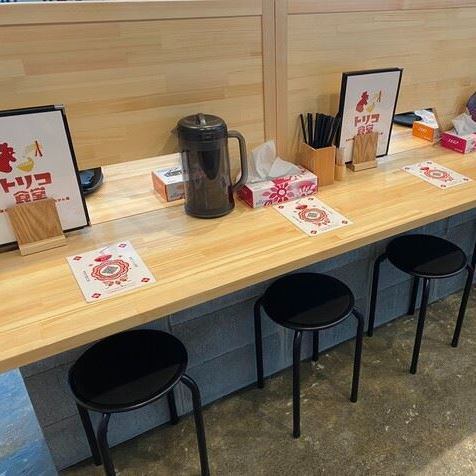 店内にはカウンターが10席。お一人様でもお気軽にどうぞ。お気軽にお立ち寄りください。