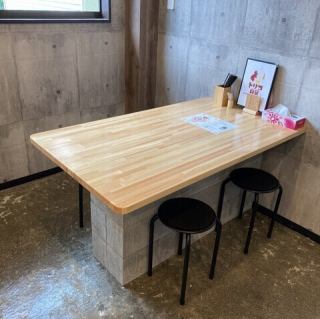 当店のテーブル席は、開放的な空間を大切にしたデザインとなっています。シンプルで洗練された店内は、無駄のないインテリアが心地よい雰囲気を醸し出しています。大きな窓から自然光が差し込み、明るく開放的な空間での食事をお楽しみいただけます。皆様のご来店心よりお待ちしております。