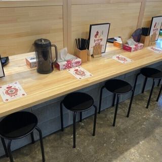 当店のカウンター席は、ラーメンを楽しむための特別な空間。プライバシーを保ちながらも、他のお客様との距離感を適度に保つことができます。おひとり様でも気軽にご利用いただけるカウンター席は、仕事帰りのサラリーマンや学生、また観光客にも人気です。ぜひ、当店の絶品料理を心ゆくまでお楽しみください。