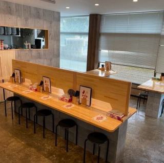 0名様以上からご予約可能です。最大30名様まで可。画像内の仕切り板は、取り外し可能で12名様予約も受付可能です。お気軽にお問合せください。