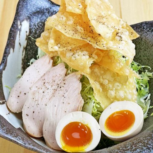 Crispy salad made with gyoza skin crackers