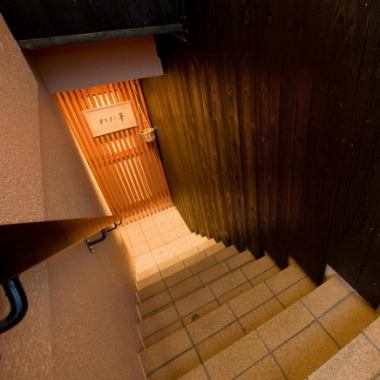 神戸三宮に佇む大人の隠れ家。階段を降りる時も雰囲気を感じます。