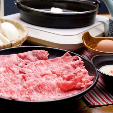 我们引以为豪的寿喜烧采用三田牛肉制成，非常适合家庭聚餐和晚餐。
