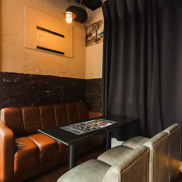 【国際色豊かな洗練ラウンジ】MAMOトルコレストラン&バーの2階に位置するシーシャラウンジ。都心にありながら落ち着いた大人の空間が広がります。高品質な機材と丁寧なサービスで、仕事帰りの一杯にも、友人との語らいにも最適です。外国人のお客様も多く、インターナショナルな雰囲気を楽しめます。