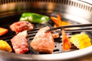 【請享用以A5能登牛肋排為首的山虎的肉類套餐♪最後附贈冷麵和甜點! 】共15道菜,6,000日圓(含稅)