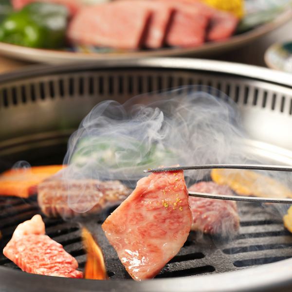 能登牛の他にブランド黒毛和牛A5の山寅カルビを900円台で！コスパ史上最高を目指し、黒毛和牛A5やプライム牛にこだわり提供しております。ホルス牛、交雑牛、経産牛、は一切使用しておりませんので、お子様からご年配の方まで安心安全に美味しい焼肉をお楽しみ下さい。肉/家族/宴会/個室/飲み放題/能登牛認定店