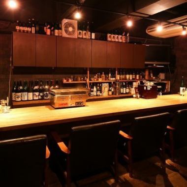 カウンター席の正面にはたくさんの日本酒の瓶が！ラベルを眺めてどんな味だろうと想像を膨らませながら日本酒を飲む、そんな贅沢な時間を過ごしてみるのもいいかもしれませんね♪贅沢な大人の楽しみを感じられるお店になっております。