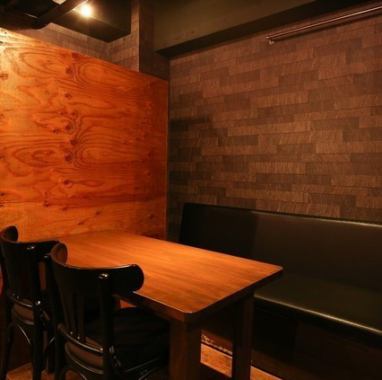 明るすぎず、暗すぎない店内はとても落ち着いた雰囲気です。しっぽり飲み会におすすめ♪日本酒をちびちびと飲みかわしながら普段は話さないような深い話も…？ぜひ当店でちょっぴり大人な落ち着いた飲み会をしてみてはいかがでしょうか♪