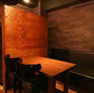 【4名様向けテーブル席】落ち着いた店内でゆったり過ごす時間を。4名様向けのお席ではちょっと大人な日本酒女子会もお楽しみいただけます。暖かな照明が嬉しい落ち着ける店内で気心知れた仲間とゆったり過ごしてみませんか。