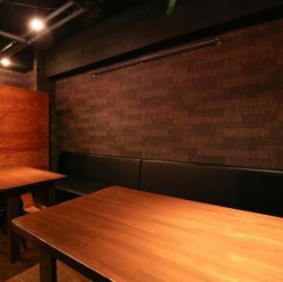 【6名様向けテーブル席】4名様席のお隣には6名様席がございます。お仕事帰りに仲間同士でちょっと大人なしっぽり飲み会なんていかがでしょうか♪明るすぎない店内だからこそ普段できない話も深まるかもしれませんね♪※貸切可能です。お気軽にご相談ください。