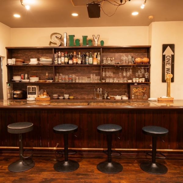 カウンター全6席。お一人様でもふらっと立ち寄りやすく、落ち着いた雰囲気の中でゆったりとした時間が過ごせます。目の前にはグラスやボトルが美しく並び、ちょっとした食事から1杯だけの利用まで自由自在。程よい距離感が心地よく、デートや大人の一人飲みにもぴったり◎静かに過ごしたい夜に、特別なひとときをどうぞ♪