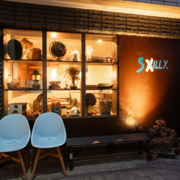 おしゃれな店内は、まるで隠れ家のような居心地の良さ。カウンターでしっぽり飲むも良し、テーブル席で気の合う仲間と語らうも良し。落ち着いた照明と開放感ある空間は、デートや2軒目利用はもちろん、女子会や気軽な集まりにもぴったりです。時間を忘れてくつろげます！