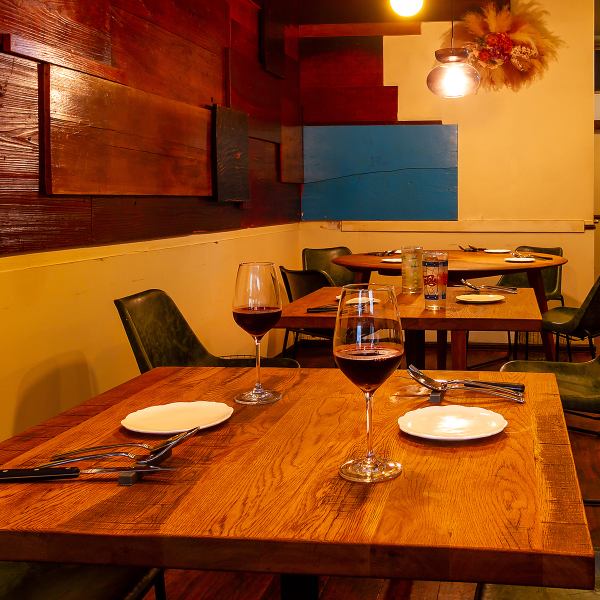 2名掛け×2卓に加え、みんなで囲める4名用の円卓もご用意♪気軽な女子会や仲間との集まりにぴったりで、会話が弾むこと間違いなし！落ち着いた照明と心地よい空間は、ワイワイ楽しみたい夜にも、大人のくつろぎ時間にも◎ゆったりとした時間を過ごせる、居心地抜群のひとときをぜひ。