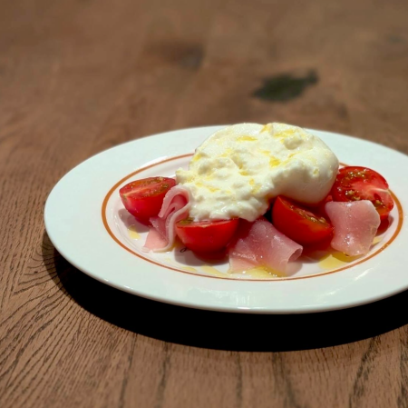 プチトマトと生ハムのブラータチーズ