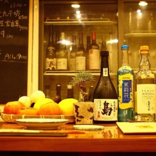 友人やカップルで、より親密な時間を過ごしたい夜にはカウンター席がおすすめ。肩を並べて同じ景色を眺めながら美酒に浸れば、普段より少し深い会話も自然と生まれます。洗練された大人の空気感の中で、静かに夜が更けていく贅沢を。