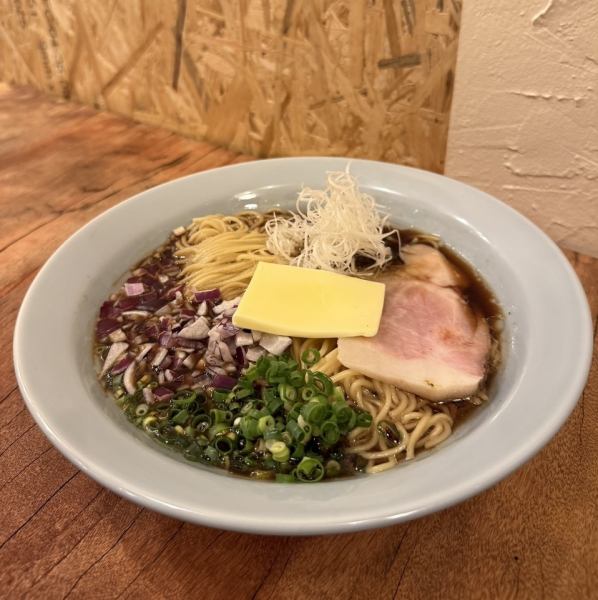 芳醇なバターの香りが誘う至高のフィナーレ。心もお腹も満たされる背徳の「醤油バターラーメン」