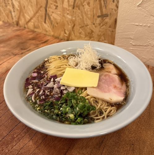 芳醇なバターの香りが誘う至高のフィナーレ。心もお腹も満たされる背徳の「醤油バターラーメン」
