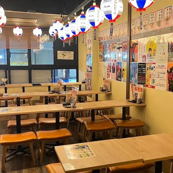 【提灯が彩る大衆酒場】お祭りのような提灯がずらりと並ぶ、活気あふれる賑やかな店内！会社帰りのサク飲みや、ご友人同士のワイワイ楽しい飲み会にぴったりの空間です。美味しいお酒とおつまみで、日々の疲れをリフレッシュ♪