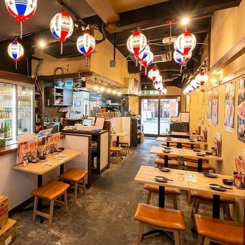 <p>【レイアウト変更可能なテーブル席】店内は広々としており、少人数から大人数まで人数に合わせてテーブルの配置を変更可能です！打ち上げや歓送迎会など、各種ご宴会もお任せください。皆様で盛り上がる最高の夜を演出します◎</p>