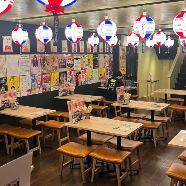 【ふらっと立ち寄れる気軽さ】壁一面に貼られた面白ポスターが目を引く、レトロで居心地の良い空間！肩肘張らずに楽しめるアットホームな雰囲気が自慢です。お一人様はもちろん、急な飲み会にもぜひお気軽にご利用ください！