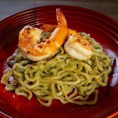 Shrimp with chrysanthemum sauce and fresh pasta