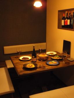 A stylish private room with a small window at the back of the restaurant.For adult girls' gatherings.