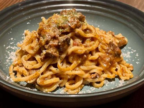 「牛スジの赤ワインラグーソース　生パスタ」

牛スジを赤ワインでじっくりと煮込んだソースは、生パスタとの相性も良い！もちろん赤ワインと一緒にどうぞ

#おすすめメニュー #期間限定メニュー #ワインと相性バツグン #生パスタ #ラグーソース #赤ワインラグー #ワイン #欧風料理 #おかげさまで #札幌ワインバー #札幌ビストロ #北海道コンサドーレ札幌 #リレーションシップパートナー