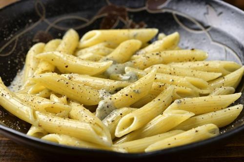 🌟【人気メニュー！ワインとともに】🌟
当店のブルーチーズソースのペンネは、ワインが止まらなくなる一品です！🍷
ソムリエ資格を持つ店主が厳選したワインから貴方のベストマリアージュを探してみてください
 #札幌ワインバー #ビストロ #ブルーチーズソース #おつまみ #ワインバー #美味しいご飯 #札幌グルメ