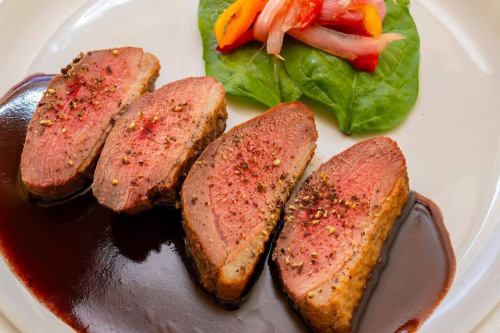 紅酒汁烤鴨胸肉🍷
鴨肉的濃鬱風味因葡萄酒醬汁的加入而更加突出,葡萄酒醬汁中恰到好處的清爽柑橘酸味更是錦上添花。
它與勃根地紅酒堪稱絕配。
不妨一試
#札幌酒吧 #札幌小酒館 #Magrecanal