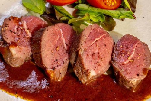 🍽️マトンロースのスパイスバターソース🍷
成羊ならではの凝縮した旨みと、ほどよい野性味。相性の良いスパイスを効かせ、コクのあるバターソースで仕上げました
スパイスの奥行きある香りと、マトンの力強い味わいには、果実味とハーブ感のある南仏赤ワインをぜひ
一口ごとに、ワインが進む一皿です
#マトンロース #スパイスバターソース #成羊 #赤ワインに合う #ワインぺアリング #札幌ビストロ #札幌ワインバー